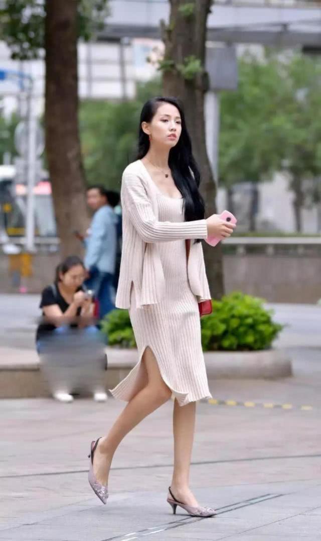 街拍:时尚大气的美女,清新柔美的裙子搭配,清新靓丽活力十足