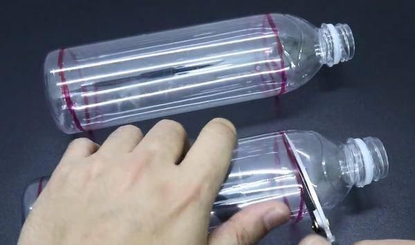 两个大塑料瓶连接起来,放在家里实用又好看,超市买一个要几十元