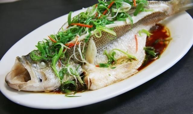 清蒸鲈鱼用热水还是冷水？10个人9个错，难怪鱼肉不鲜且腥味重