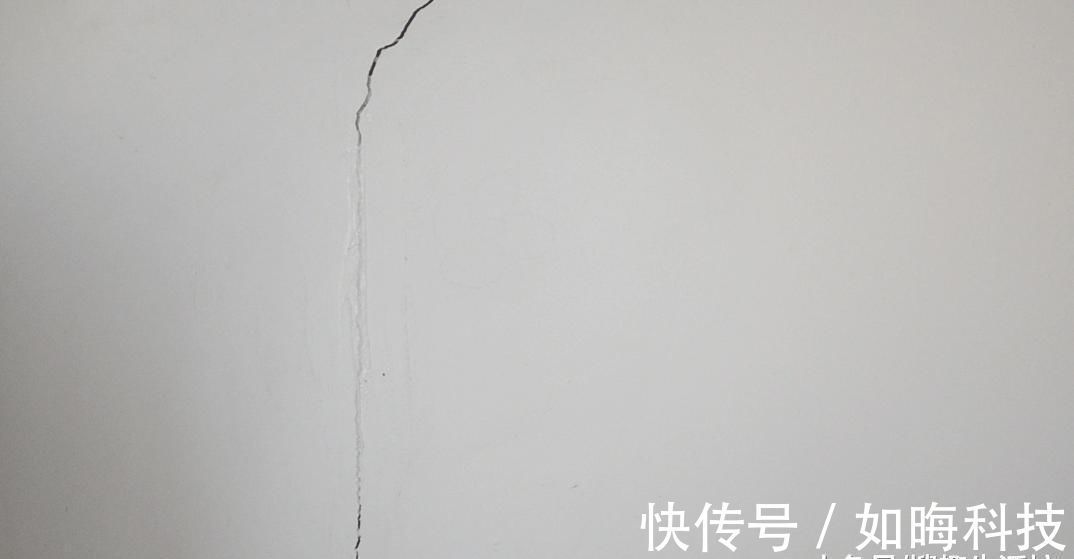 牙膏|家里白墙不仅脏还有裂缝怎么办 用它涂一涂, 墙壁立马焕然一新