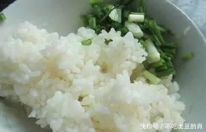 米饭|剩米饭别再炒了,这样做比炒米饭好吃一万倍