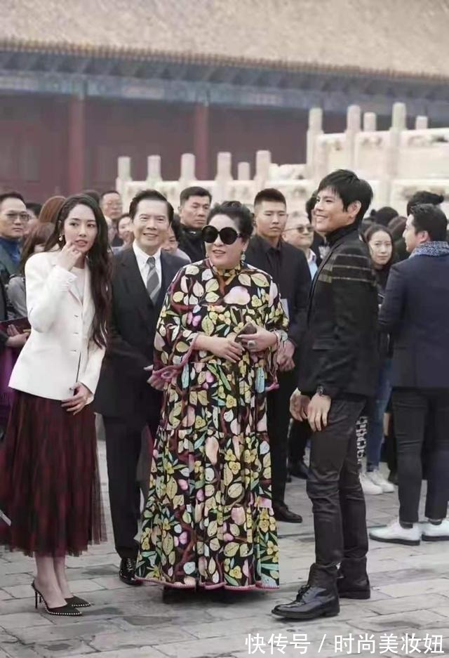 鲜亮感|向太“中年发福”也不油腻,穿印花连衣裙亮相,挡不住的贵妇感