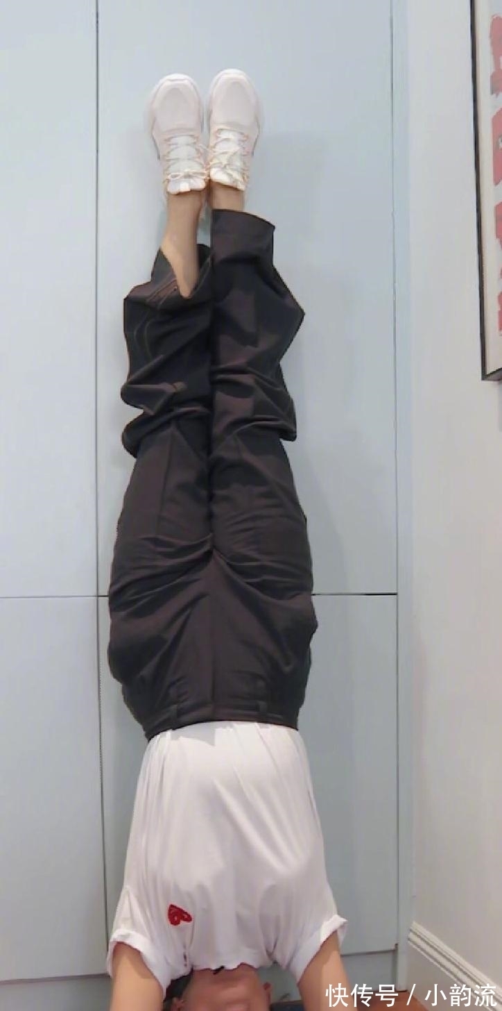 直播间|41岁刘涛直播间表演倒立，一步到位动作敏捷，可惜衣服没穿对！