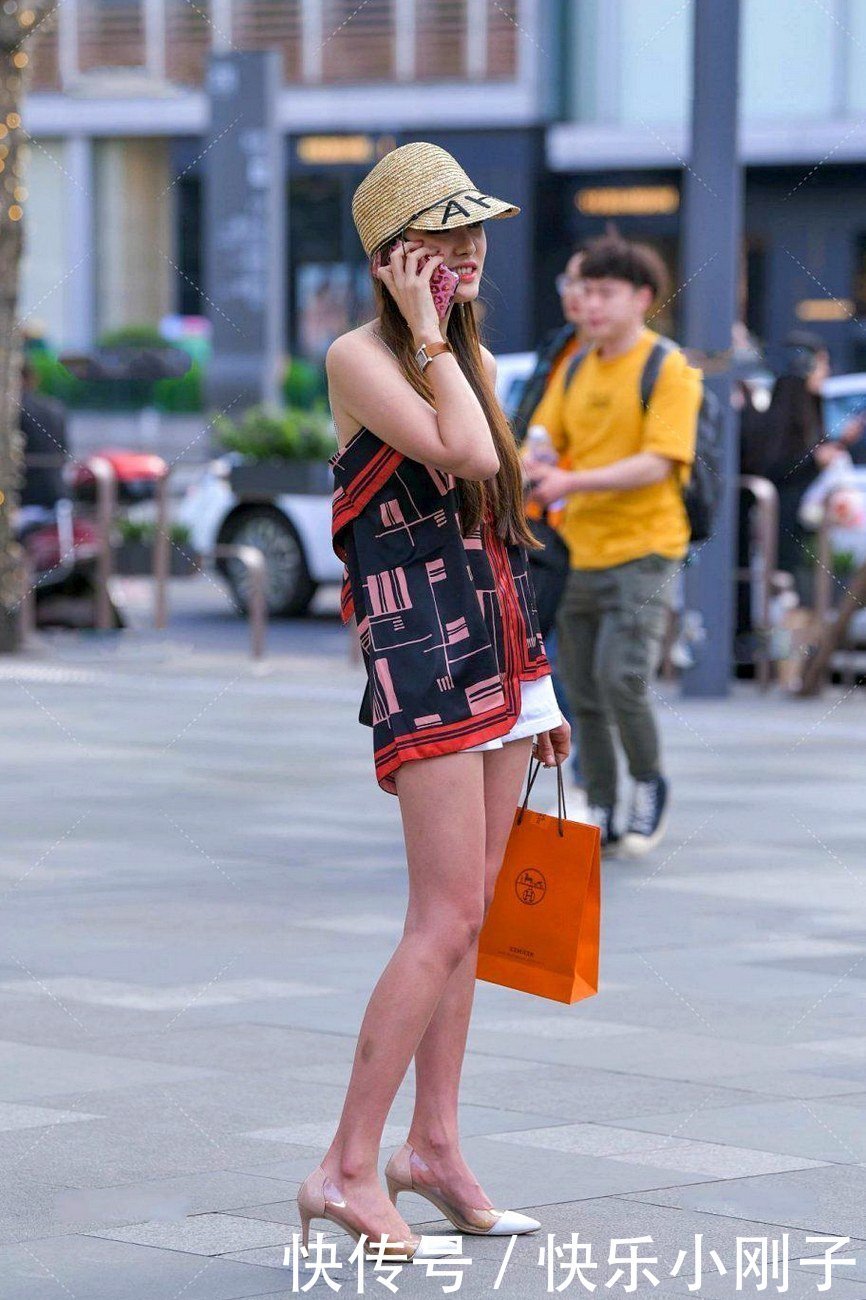 潮流时尚元素穿搭,衬衫加纯白色裤子,韵味十足