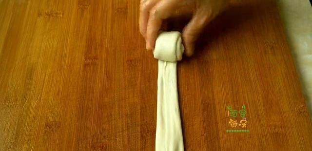 这是我见过最简单的烙饼，一擀一折，有菜有蛋，柔软筋道真解馋