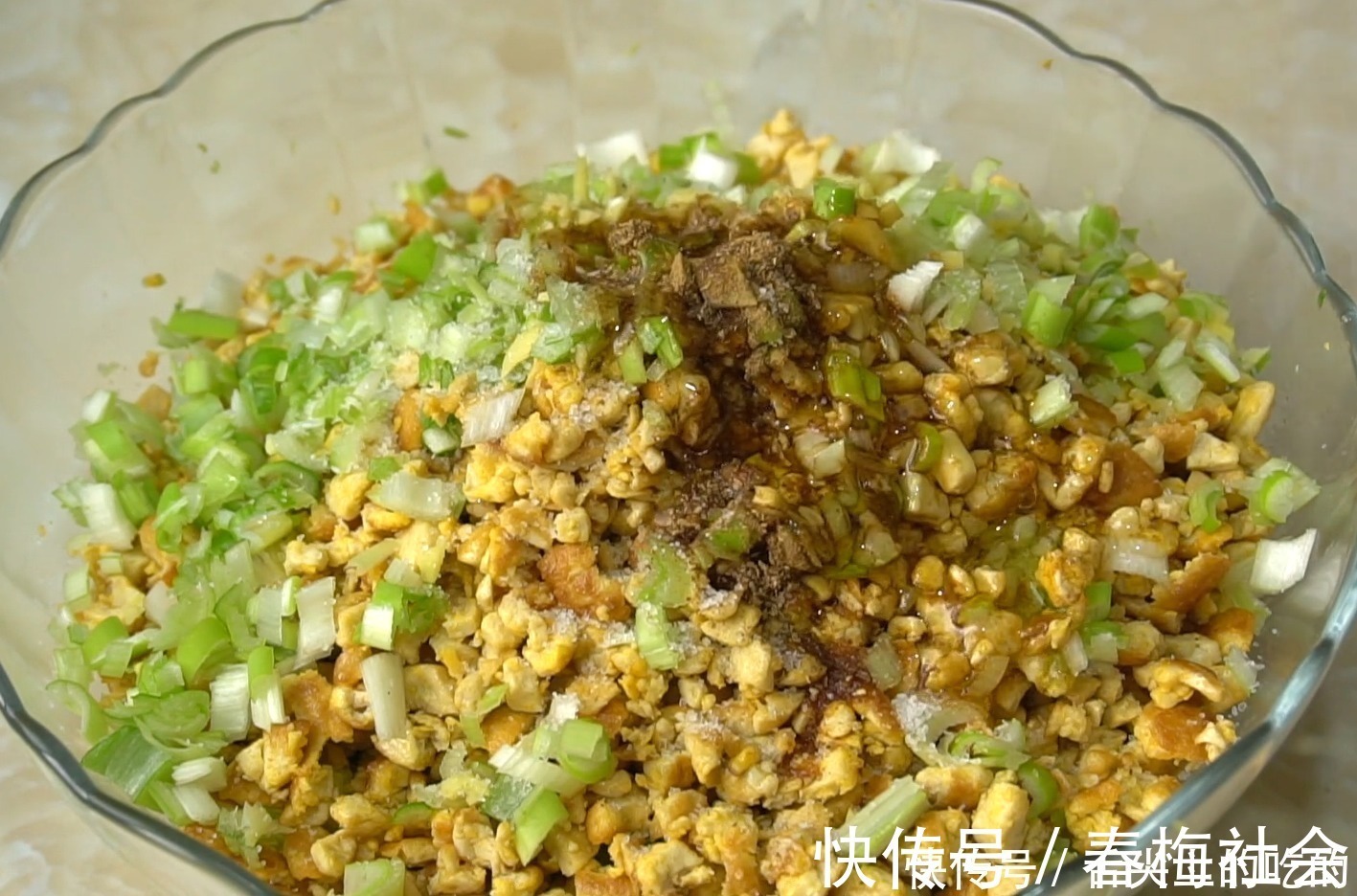 白菜这样吃真过瘾,不发面不烫面,一折一卷就搞定,比包子还好吃