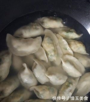 煮饺子水开就下锅?10人有9人做错,多加这一步,好吃不破皮