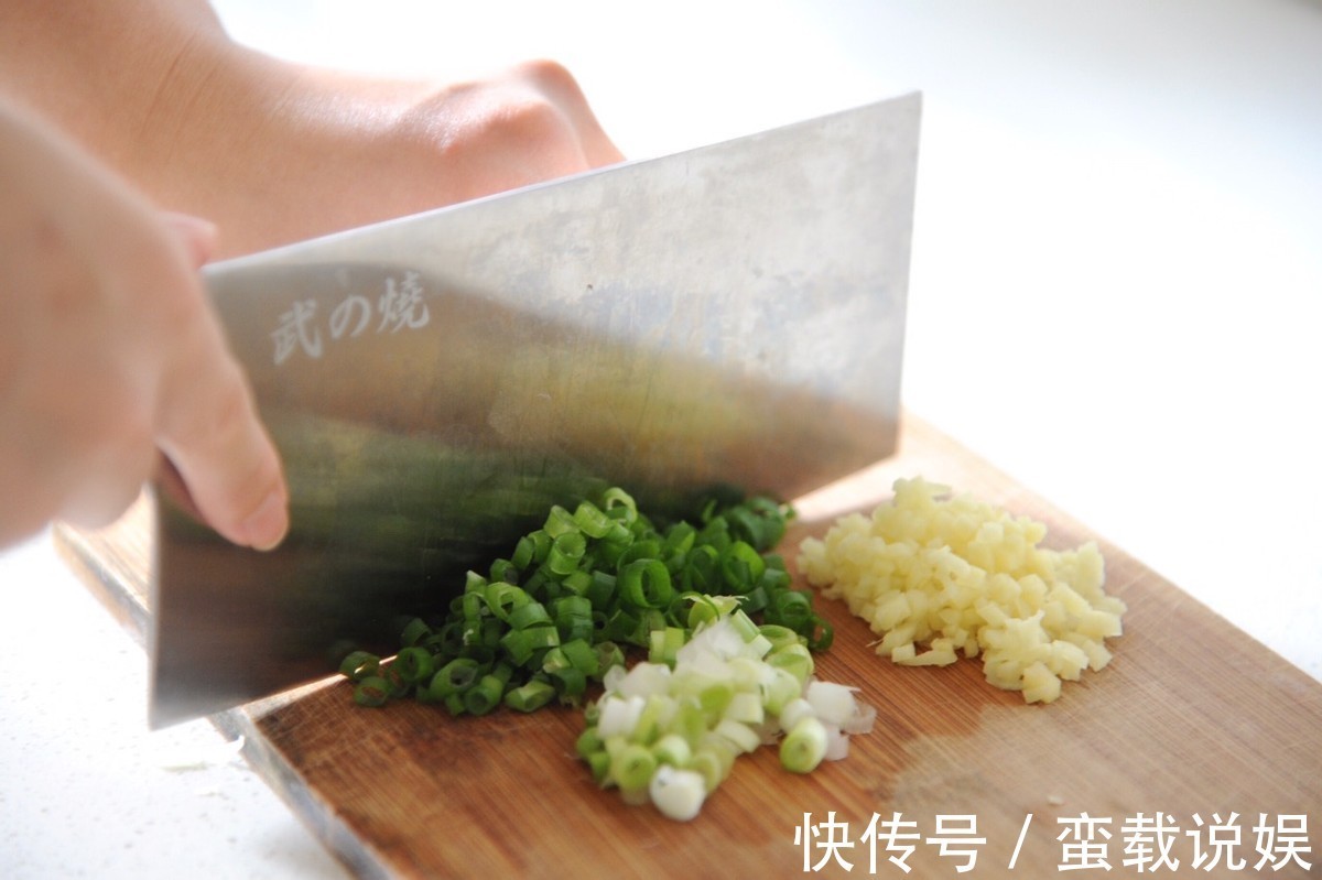 入味|懒人版葱油鸡的做法,鲜嫩入味,葱香味四溢,咬一口就爱上的味道