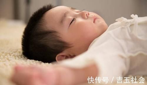 小宝宝|趴着睡和仰着睡的宝宝,将来骨骼发育会有啥不同?真相爸妈要知道