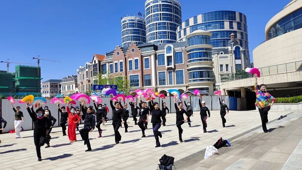 文体大餐$【书写群众满意的“民生答卷”】莱山区“文体大餐”点亮群众多彩生活