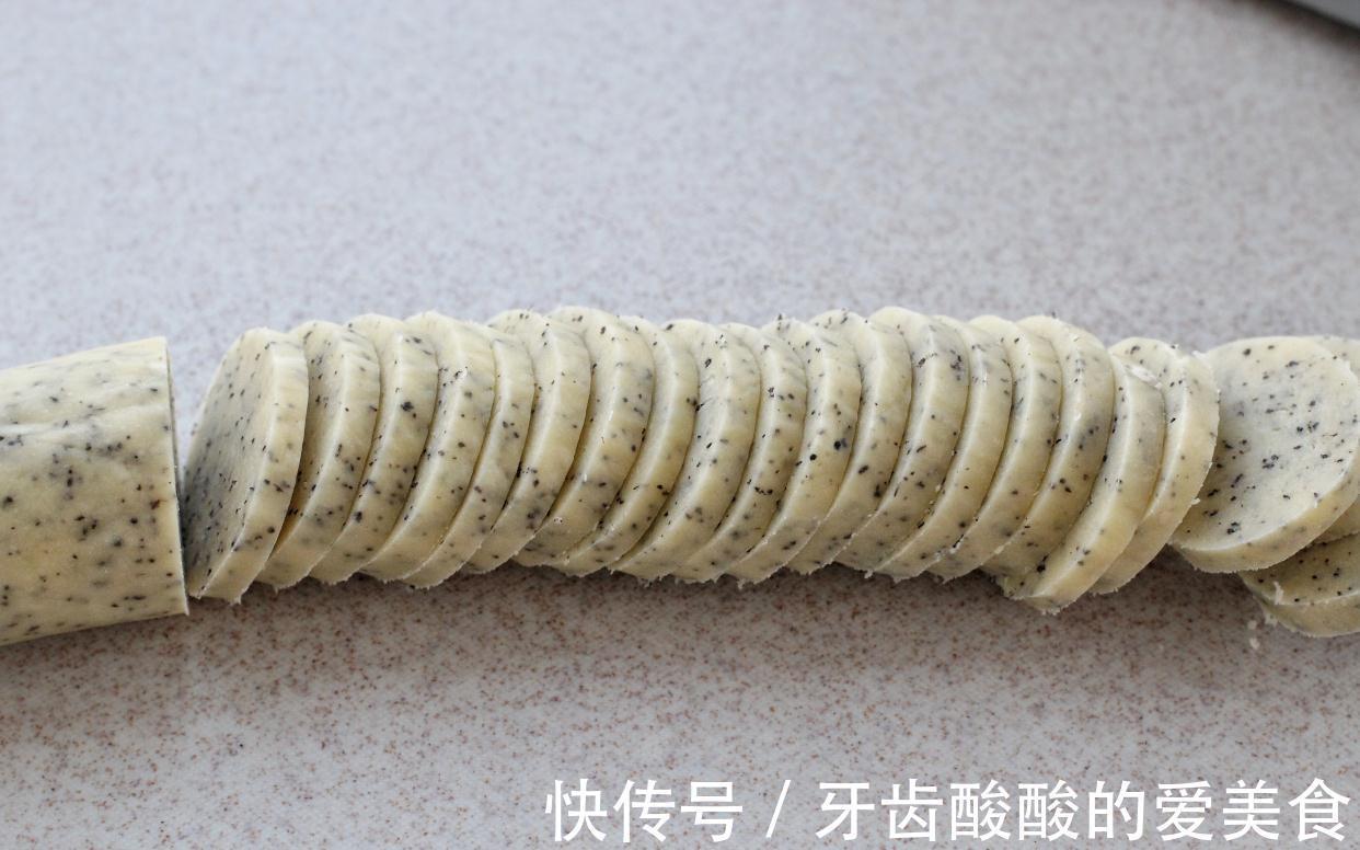 红茶用来做曲奇饼干，酥脆可口透着淡淡茶香，简单零失败小白也会