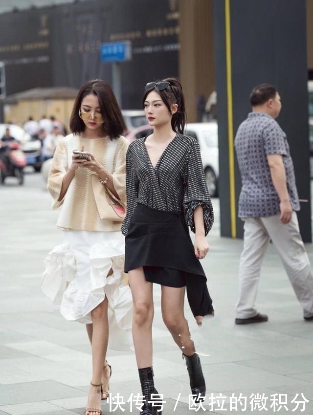街拍:两位美女一白一黑,穿着打扮前卫亮眼,你更中意谁