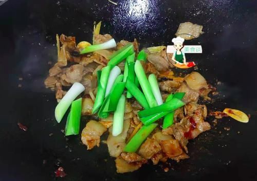 入冬后,最馋这道菜,比回锅肉还香,每回炒一盘,一锅米饭不够吃