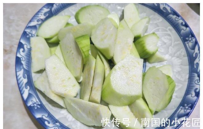 多喝|打丝瓜汤时,记得多加1步,丝瓜翠绿不发黑,立秋后要多喝