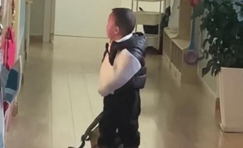 幼儿园|宝宝“带伤”上幼儿园走红,这气质让人哭笑不得,真乃扛把子级别