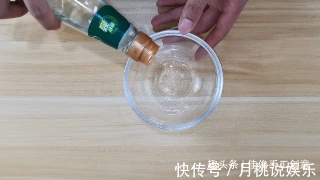 白醋和洗衣液混合真厉害,解决了家家户户的烦恼,早知道早受益!