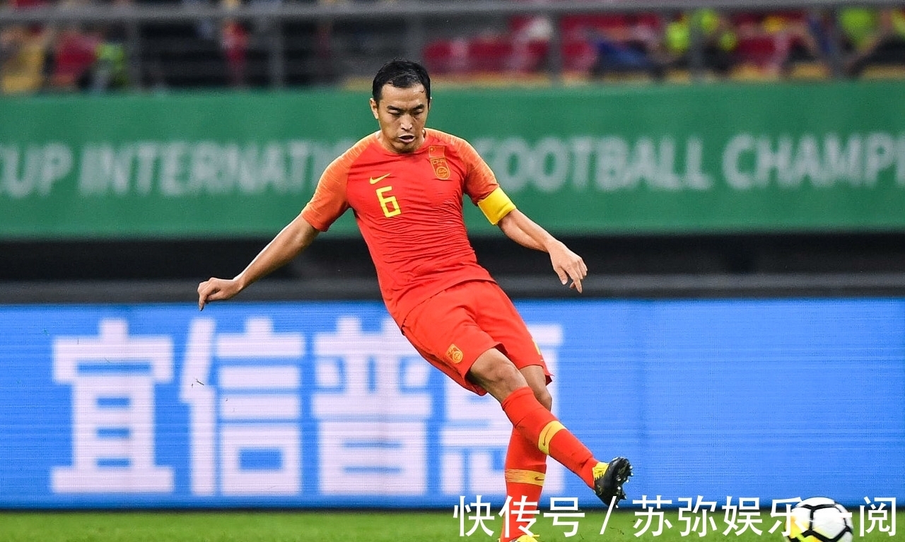 冯潇霆|太业余！国足后防核心再现冯潇霆式失误，一表现太狼狈！