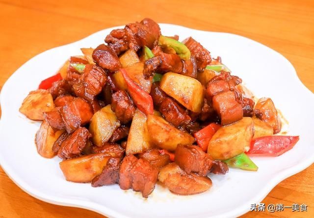 清香|五花肉别再红烧了，试试这道雪梨五花肉，肥而不腻，清香美味