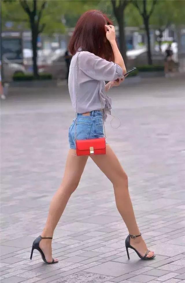 一字带|街拍小姐姐一款高腰的浅蓝色牛仔裤搭配一双平底鞋,很有少女范