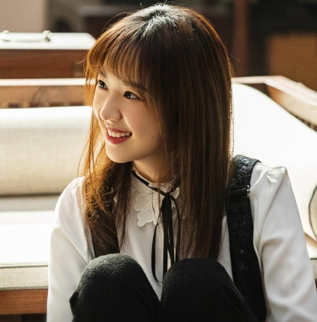 适合圆脸的发型，Lisa同款初恋头清纯，空气感丸子头自带瘦脸