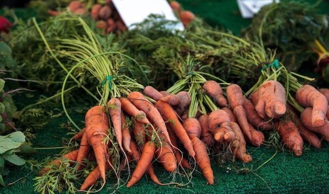 买胡萝卜，到底选带泥的还是不带泥的？菜贩：这种我从不给家人吃