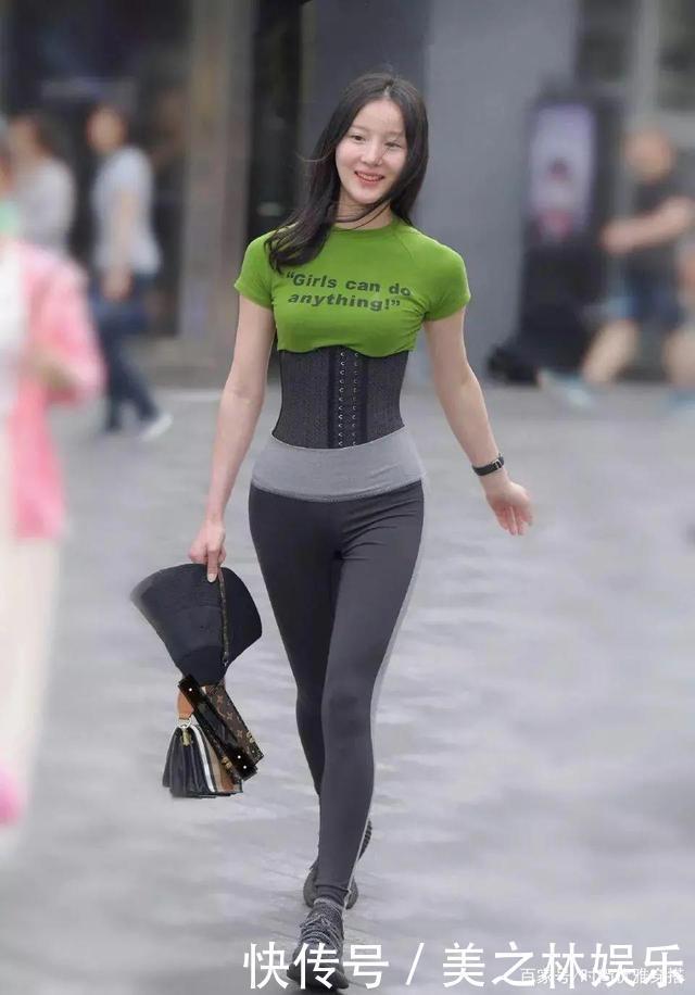 复古|打底裤的搭配复古感觉,展现更加轻松的装扮,呈现出别具一格的美