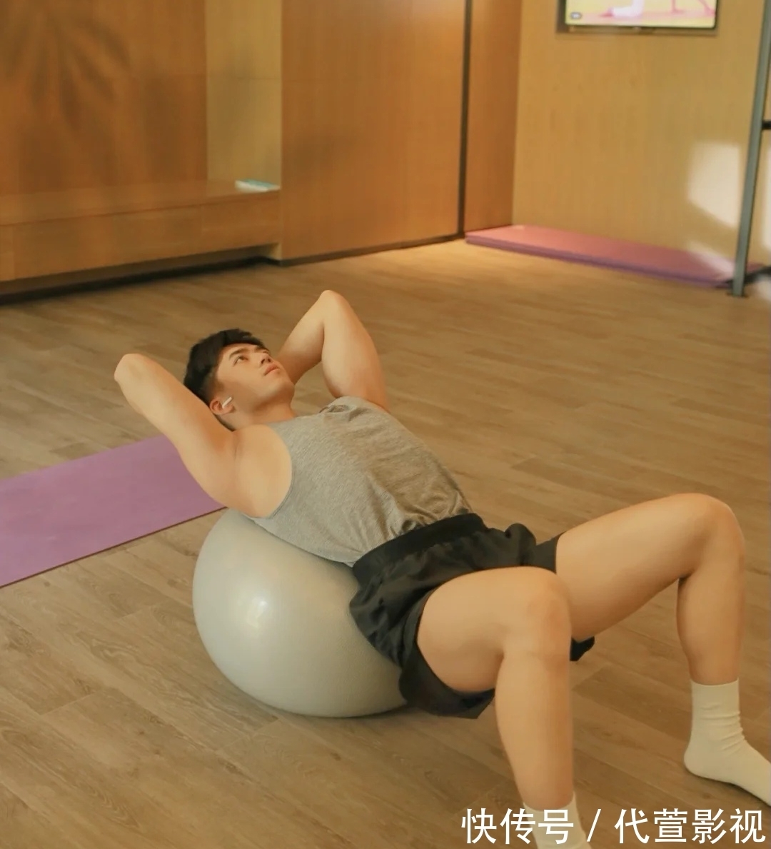 白袜|练瑜伽的白袜鲜肉帅哥，有点可爱哦