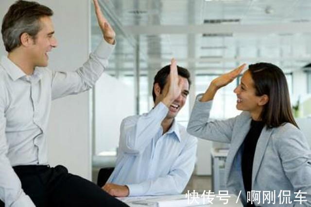 |面试官：请马上讲个活跃气氛的笑话！求职者另类回答，当场录用