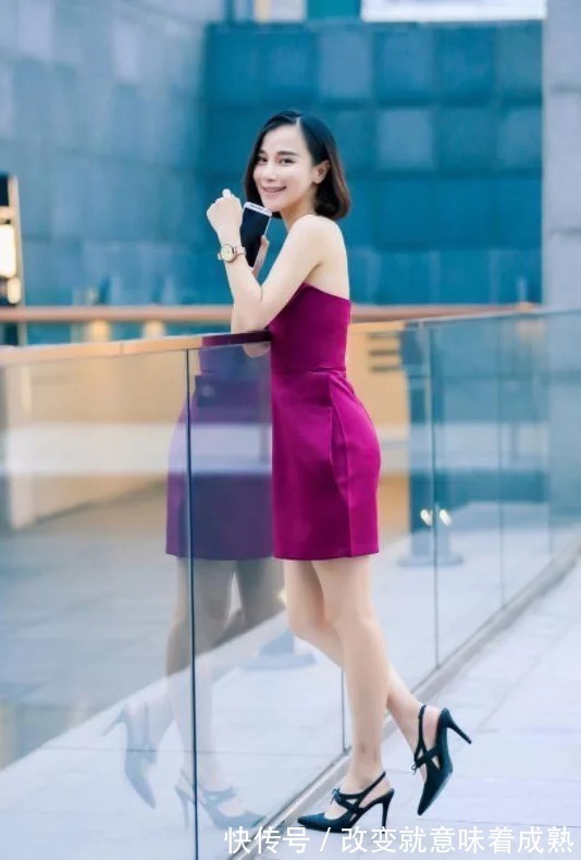 身材高挑|街拍:长风衣穿出了美女的好身材,长发飘逸,真的吸引眼球