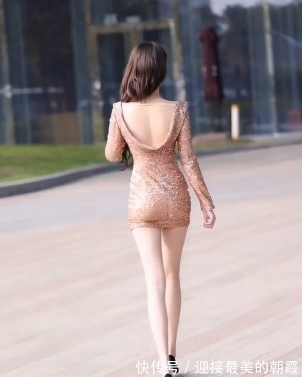 娇美 随便穿搭的连衣裙展现时尚风情,透着一丝温馨与娇美,又可外穿