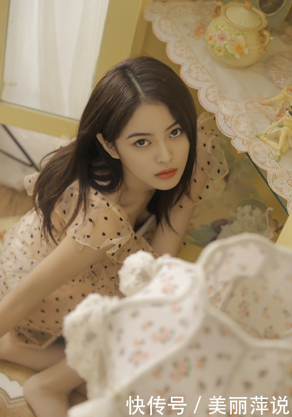 白嫩|美女写真透明纱裙美女白嫩美腿性感写真图片