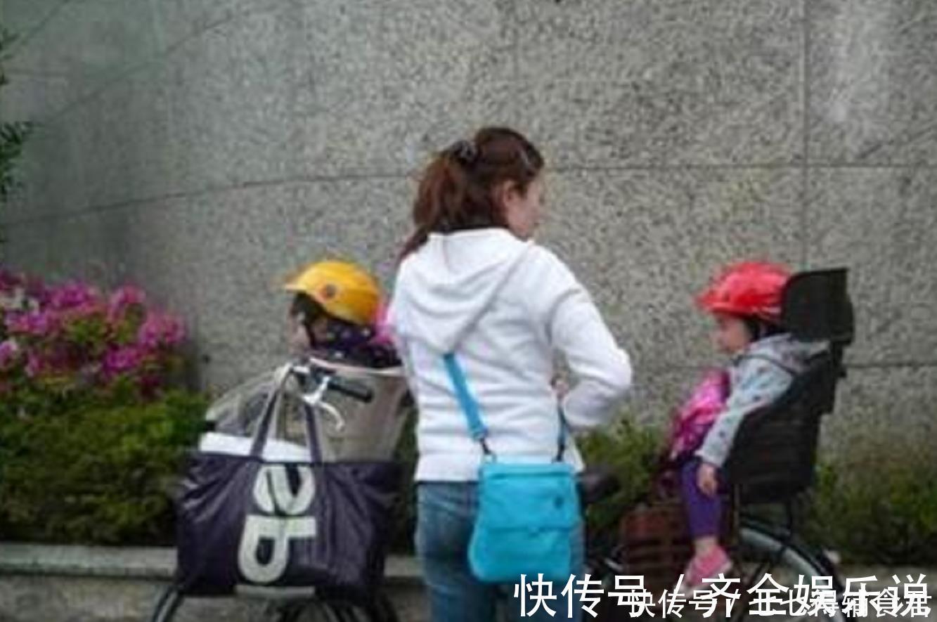 小更|弟弟打扰哥哥写作业,谁曾想却被硬生生拖出房门,网友:亲哥实锤