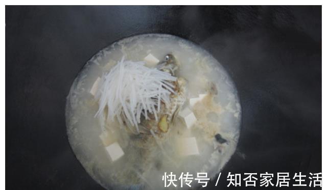 鲫鱼|夏天吃鱼最合适,加一块萝卜,不用油炸不用炒,3斤的鱼都不够吃