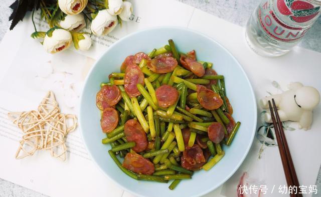 蒜薹|炒蒜薹时,直接炒是不对的,多加1步,炒好的蒜薹颜色翠绿味道好