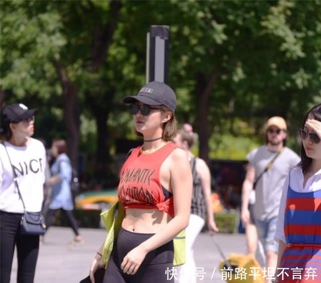 魅力|帅气打底裤彰显青春的魅力，可以展现一种清新自然的美丽！