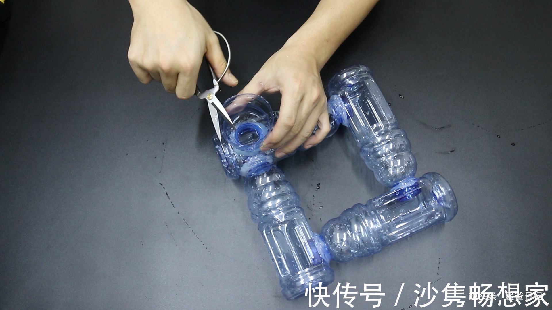 小鱼缸|用5个塑料瓶制作一个四方形的小鱼缸，这个废品利用，太棒了