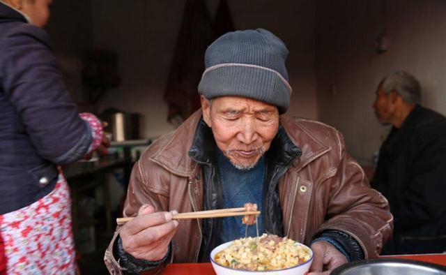 肝脏|60岁大爷肝受损,每天坚持吃猪肝养肝,4个月后,现在怎么样了?