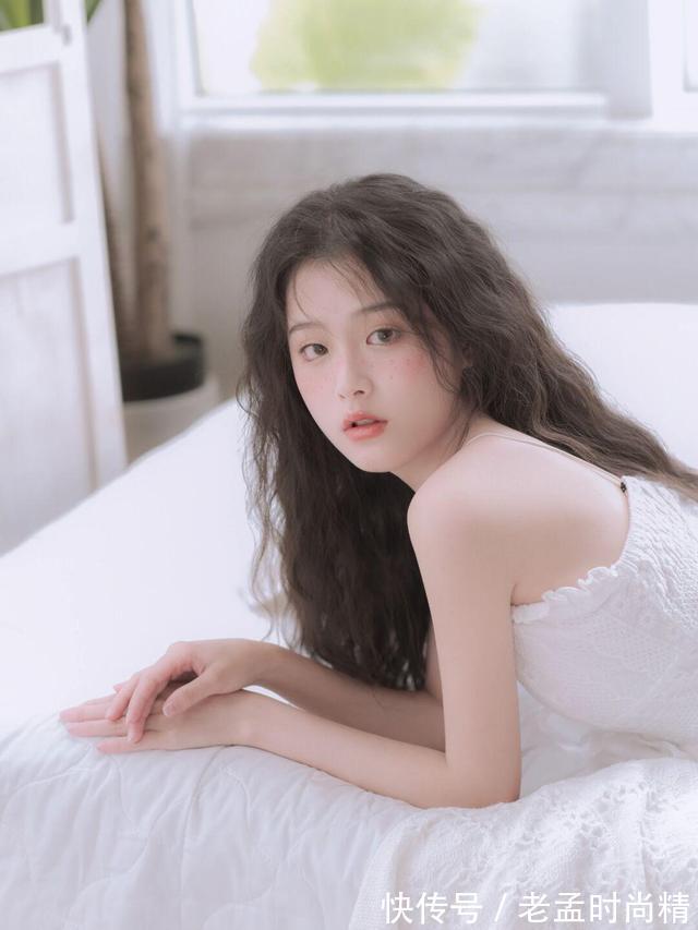 美女 美女穿白色连衣裙就是很好看,仙气十足,干干净净,让人喜欢