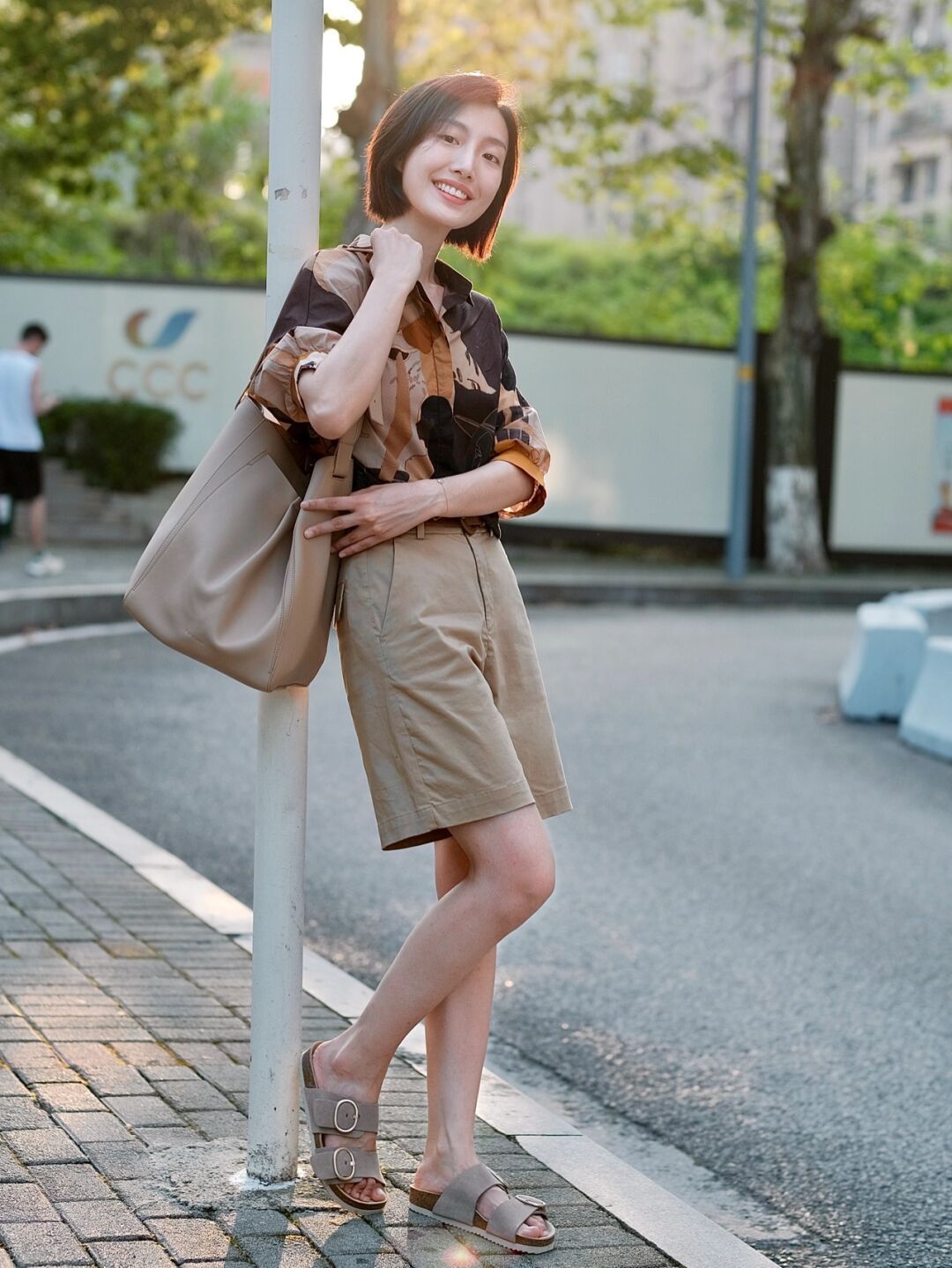 溜肩|穿衣想摆脱单调感,试试这些高级干练的“衬衫”穿搭,高级不挑人