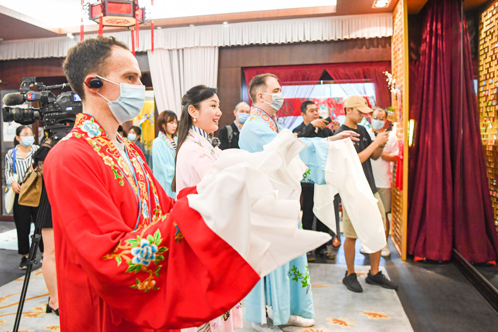 芭蕾舞剧|穿起戏服学“搭讪”、翘兰花指翻兰花掌，这些老外觉得中国文化“有趣极了”