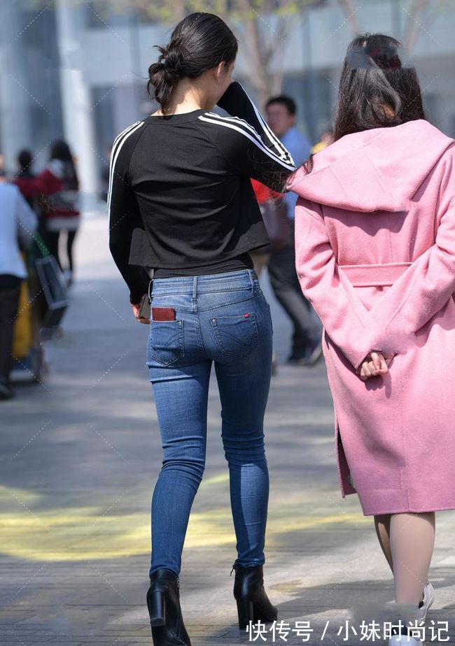 穿搭|黑色无领短款外套搭牛仔裤,穿搭法则中的标准搭配呈现出另类的美