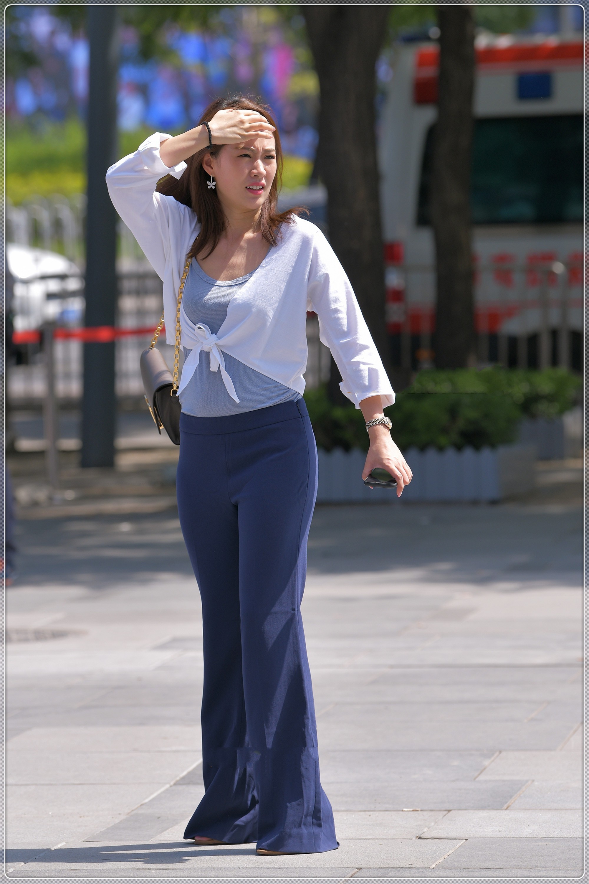 浅蓝针织吊带外搭白色防晒衣,简约大方,休闲舒适