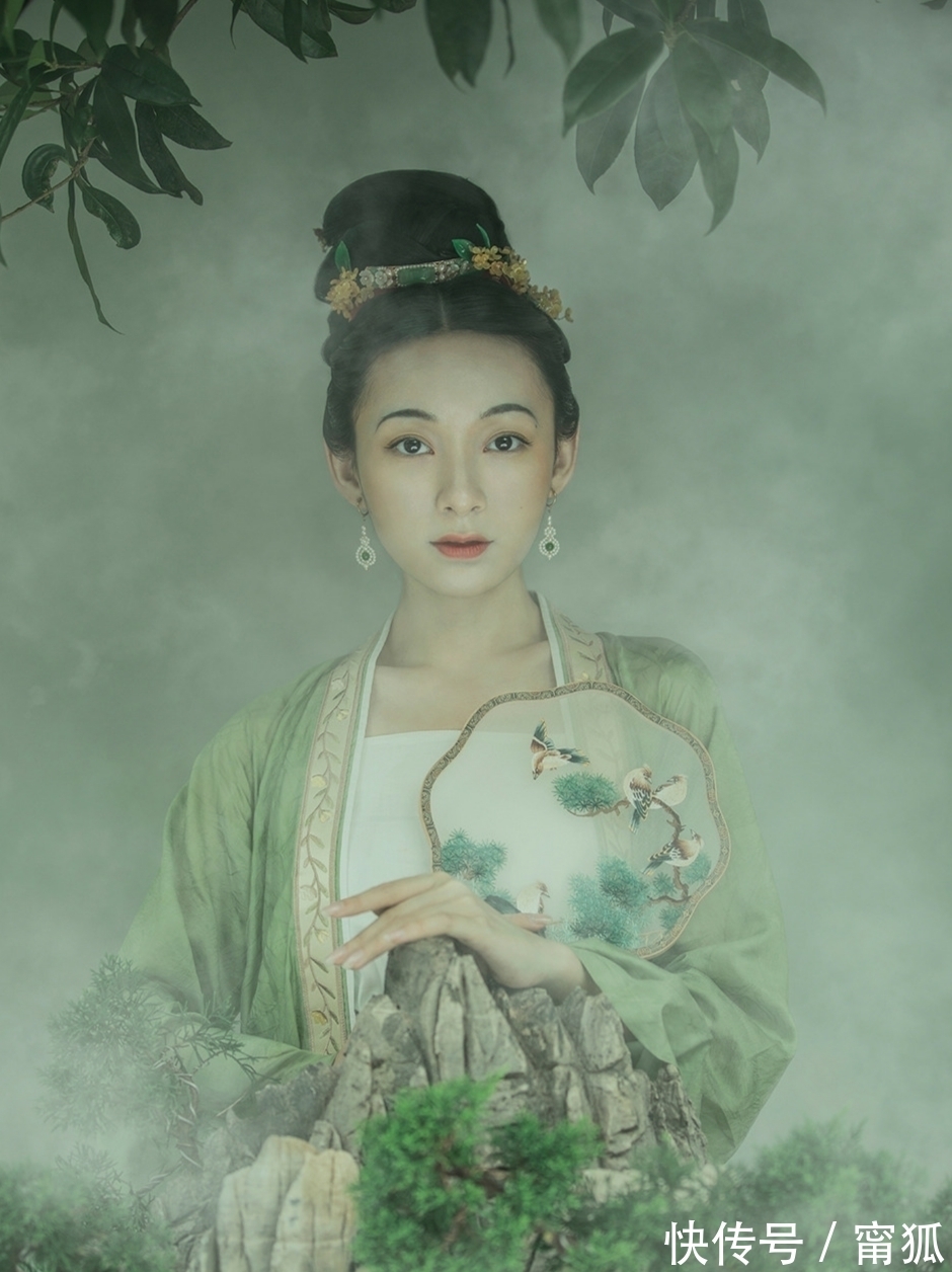 红伞#七绝·三十九首丨雁留斜影云堆月,梦与何人共举觞?