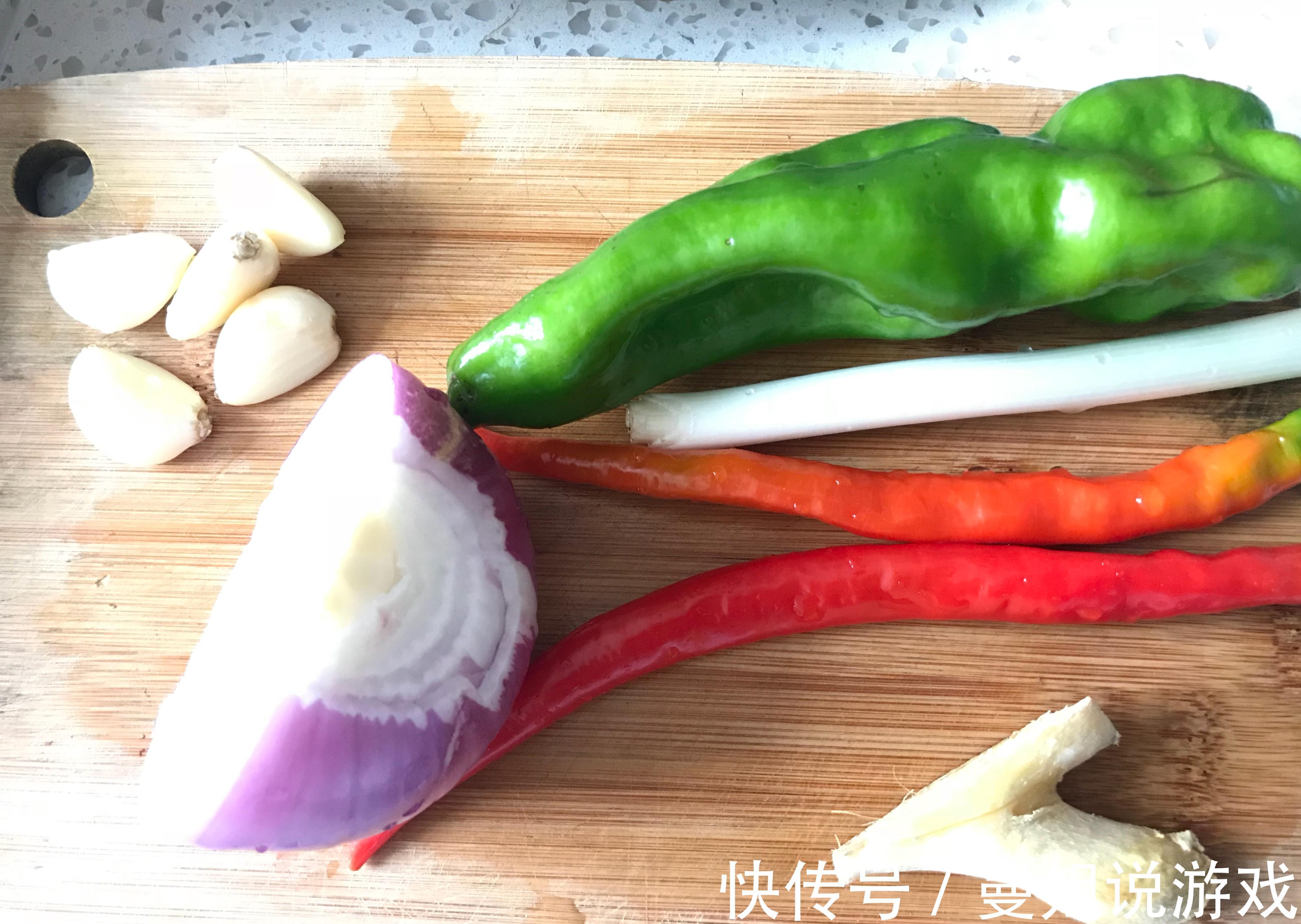 洋葱搭配羊血一起炒,不腥不膻,吃起来别有一番风味