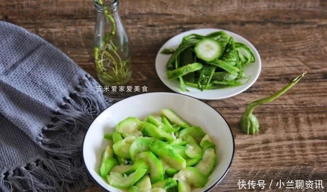 发苦|炒丝瓜时,记住不要直接下锅,教你一个小技巧,丝瓜不发黑不发苦
