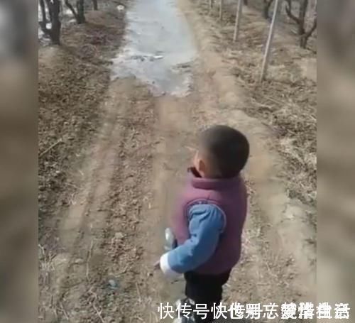 孩子|萌娃带着爸爸“遛弯”,边跑还不忘自己的爹,网友:这才是亲生的