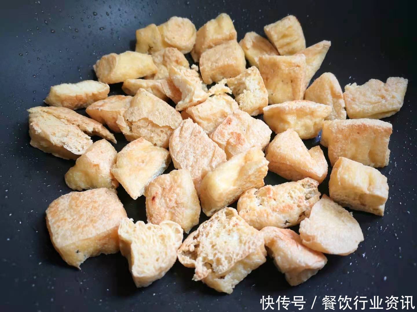 块钱|酱汁油豆腐,这菜我家隔几天做一回,2块钱炒一大盘,比肉还好吃