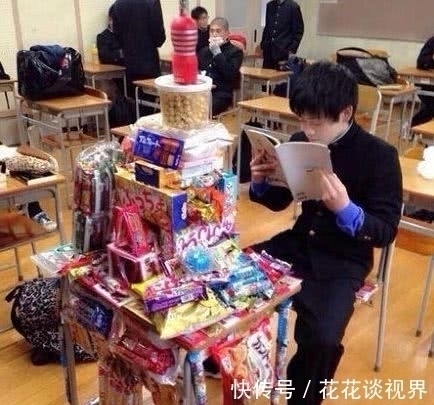 |搞笑GIF图:妹子,去扫大街还这么开心,真是够乐观的