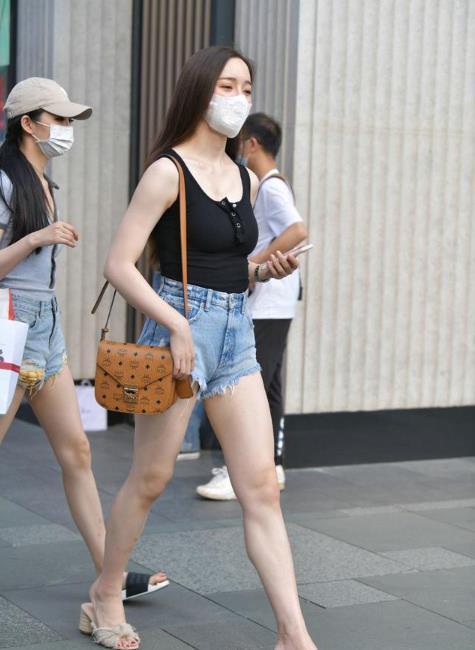 衣品|衣品不够好？穿牛仔短裤就行了，搭配黑色背心利落又靓丽