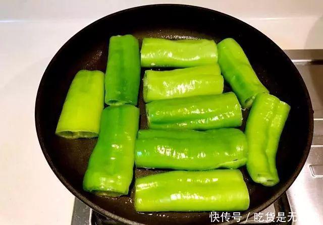干锅|饭店大厨透露：做虎皮青椒，别直接下油锅！否则不“起皮”不入味